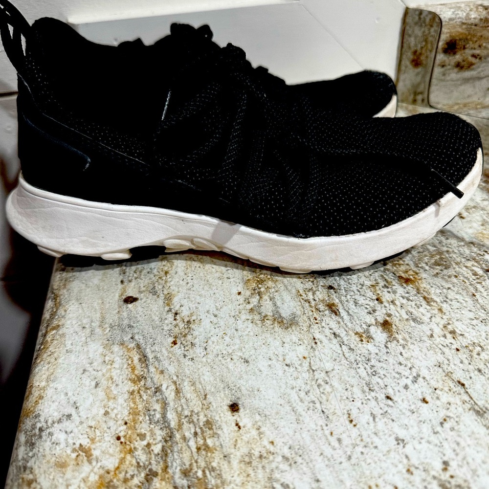 Black size 8 Merrell shoes